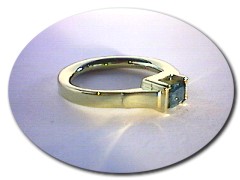 18 ct Gold Sapphire Ring.